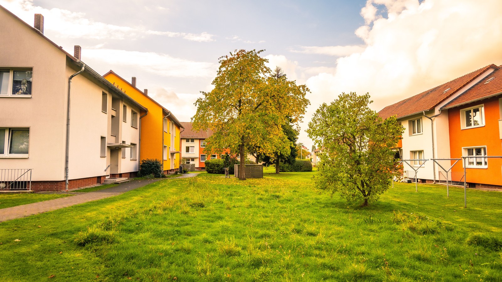 Wohngebiet mit mehreren Wohnhäusern und gemeinsamer Grünfläche.