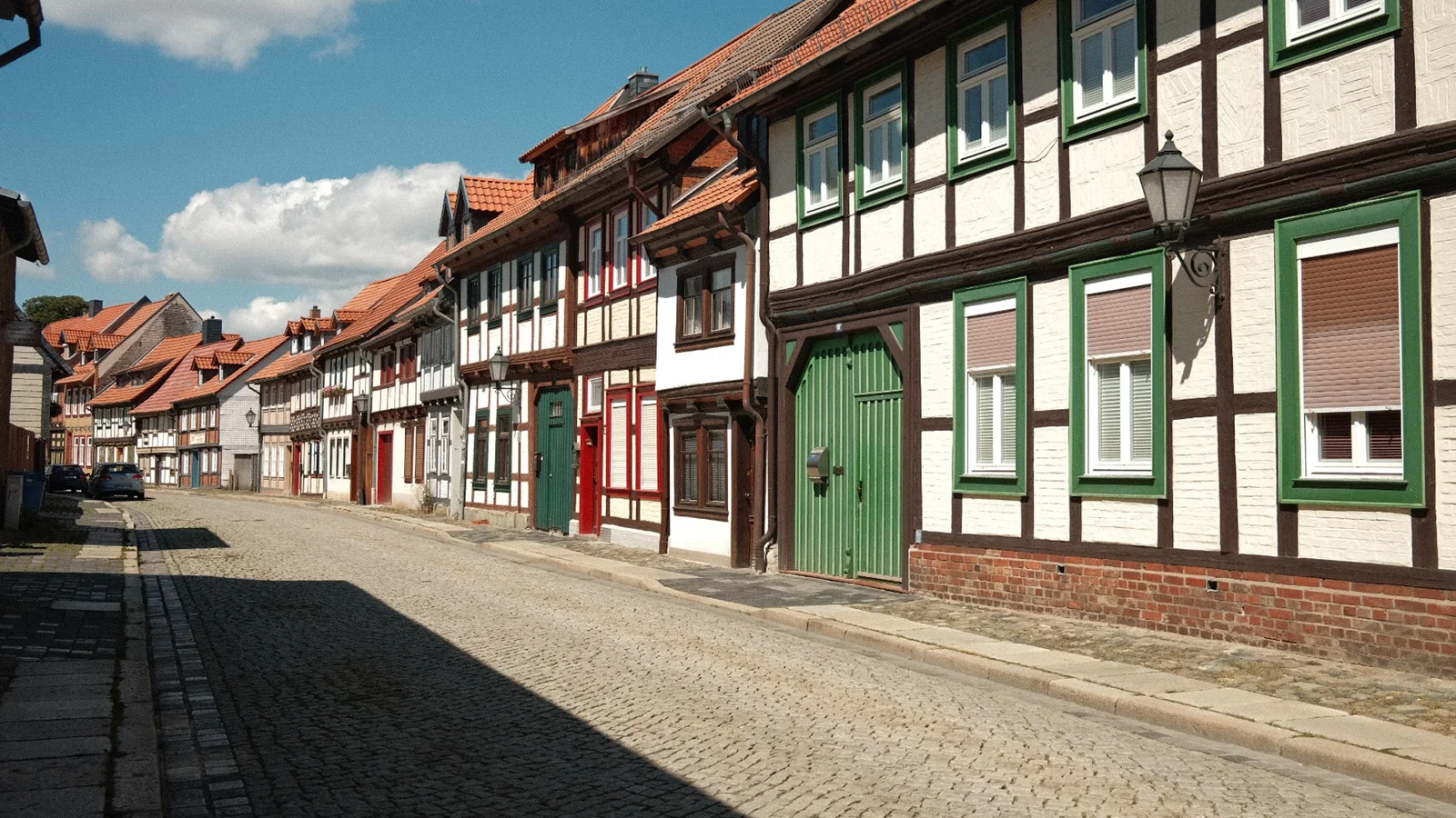 Straße mit historischen Fachwerkhäusern in einer deutschen Stadt.