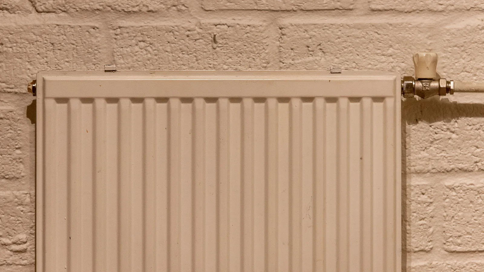 Weißer Heizkörper mit Thermostat als Beispiel für vorhandene Heizflächen.