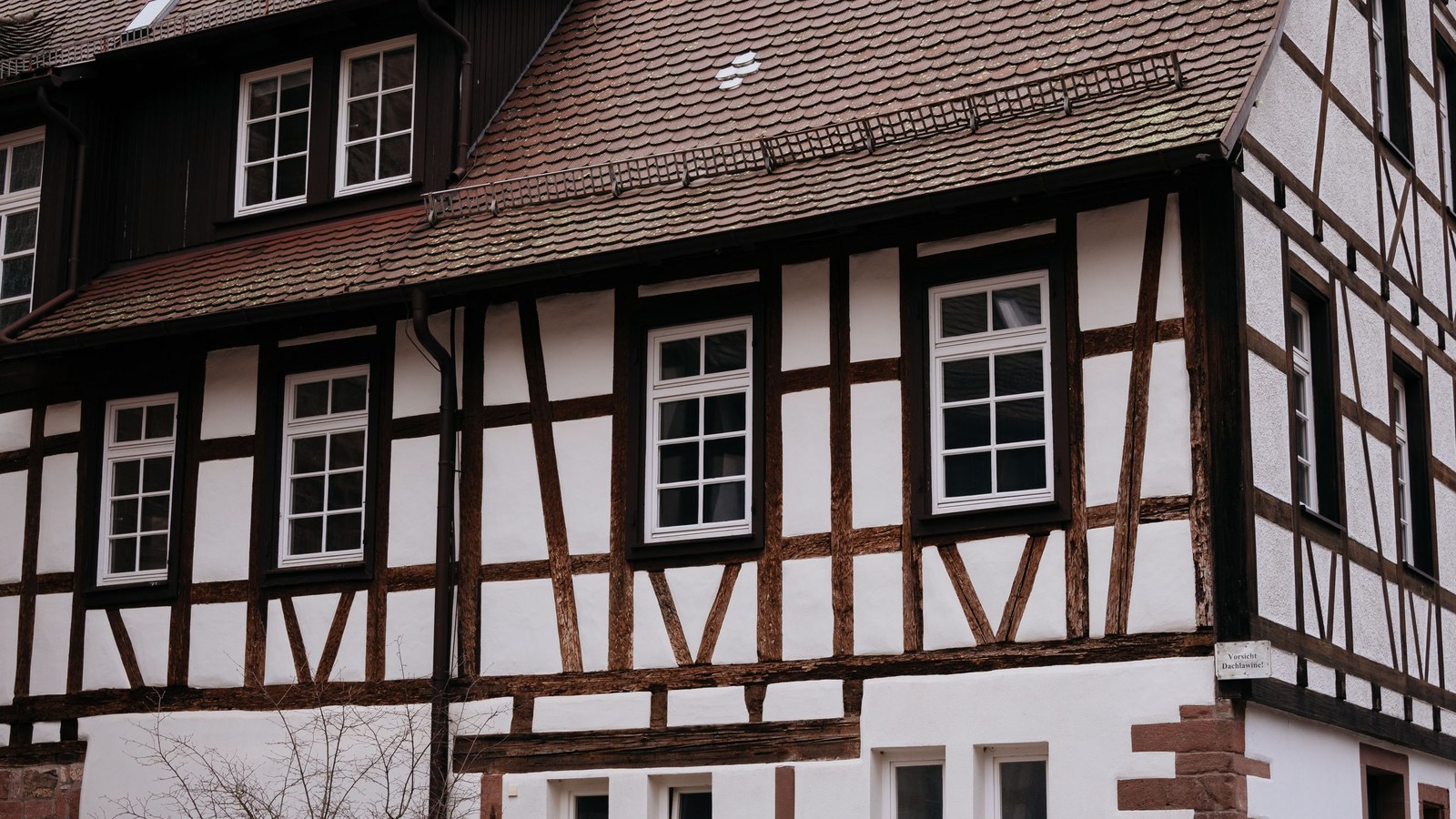 Fassade eines traditionellen deutschen Fachwerkhauses.