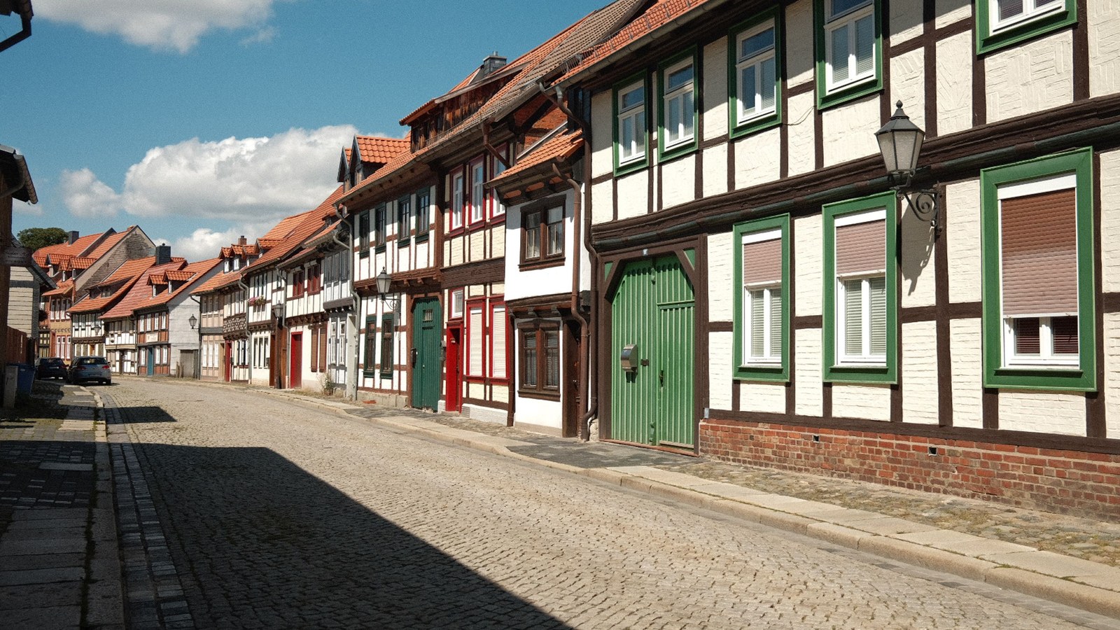 Straße mit historischen Fachwerkhäusern in einer deutschen Stadt.